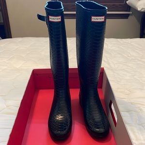 Women’s hunter boots scale texture tall size 8 never worn box bottom only